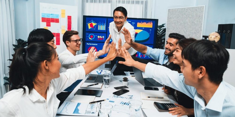 analyst-team-leader-celebrate-with-his-colleague-after-successful-data-analysis-meeting-using-fintech-software-power-with-business-intelligence-bi-dashboard-prudent_31965-271611 analyst-team-leader-celebrate-with-his-colleague-after-successful-data-analysis-meeting-using-fintech-software-power-with-business-intelligence-bi-dashboard-prudent_31965-271611